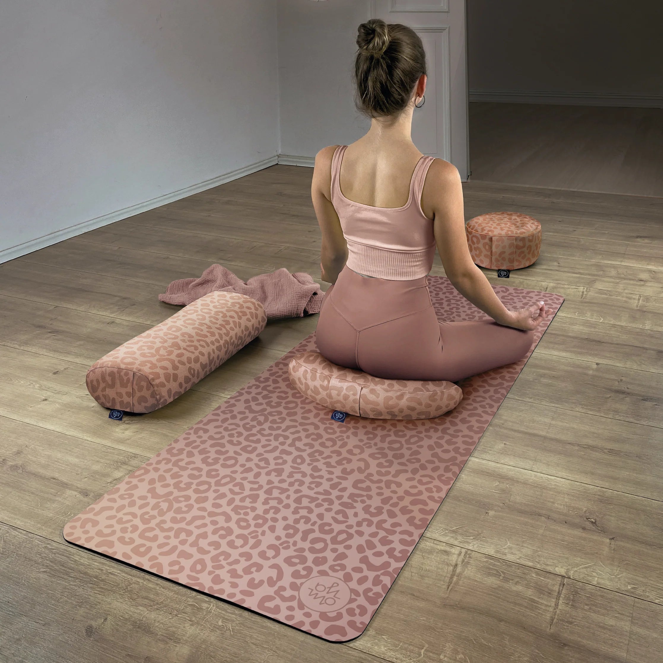 Design Yoga Halbmond Kissen - Blush Leo (B-Ware)